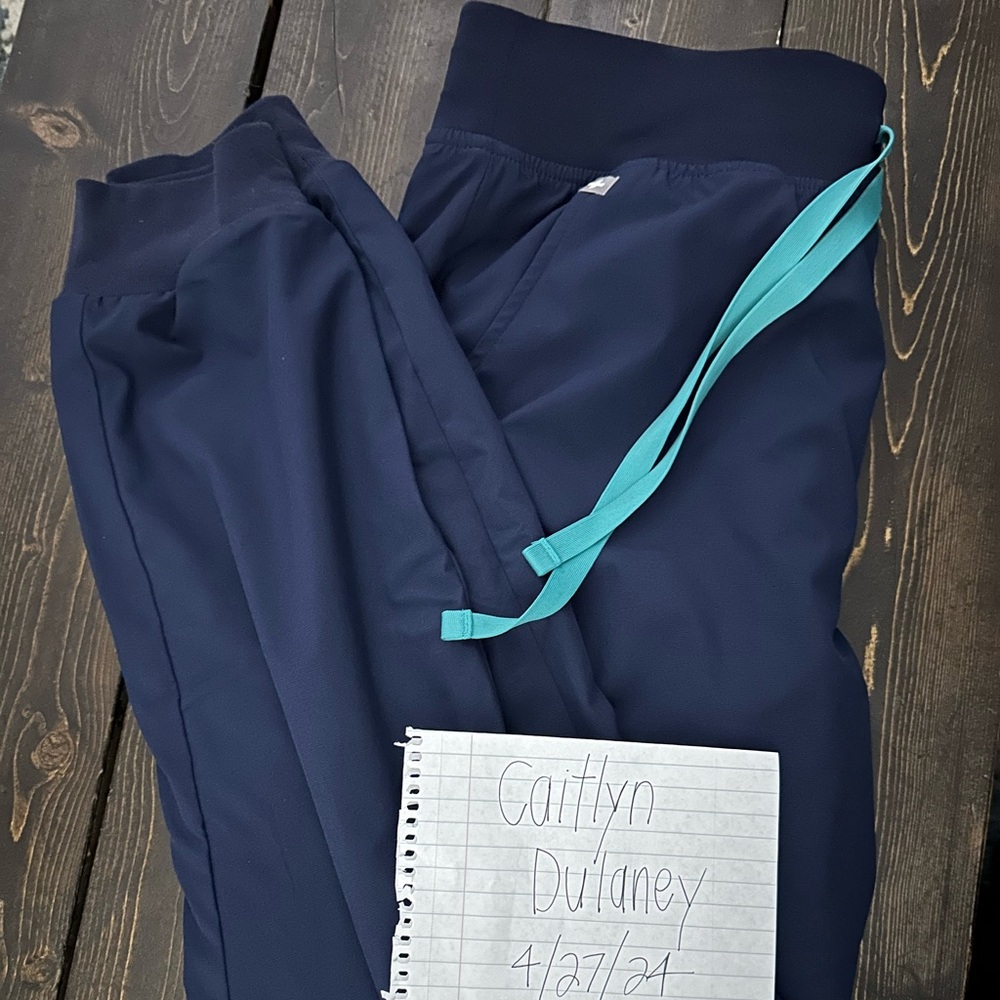 VGUC 
Medium zamora FREEx jogger
Color: Navy
Size: Medium